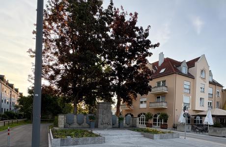 Platz am Kriegerdenkmal ‚Königsgarten‘, Königsbrunn