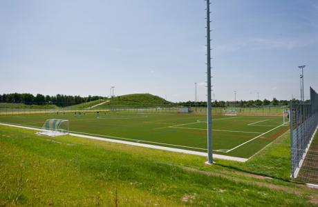 Rodelhügel und Kunstrasenspielfeld im Sport- und Freizeitpark Königsbrunn