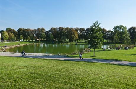 Park mit See „Supply-Center“, Augsburg-Kriegshaber 