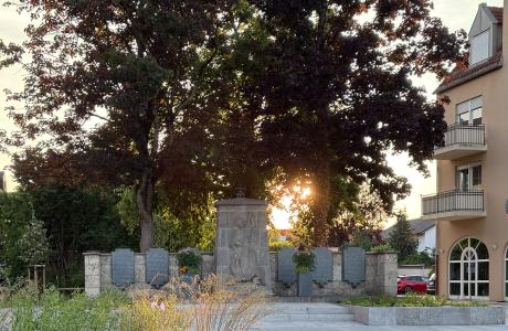 Platz am Kriegerdenkmal ‚Königsgarten‘, Königsbrunn